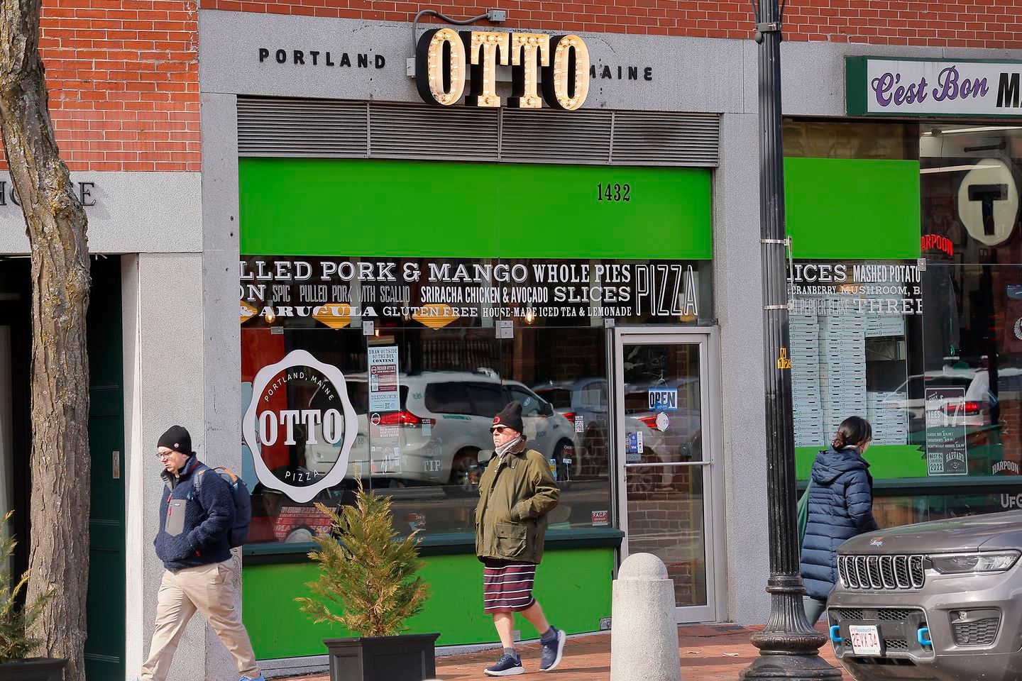 The Portland pizza chain Otto fills a tiny Massachusetts Avenue storefront in Harvard Square.