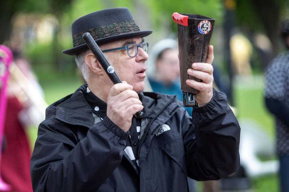 School of Honk founder Kevin Leppmann leads a practice on Cambridge Common, Mass. (Robin Lubbock/WBUR)